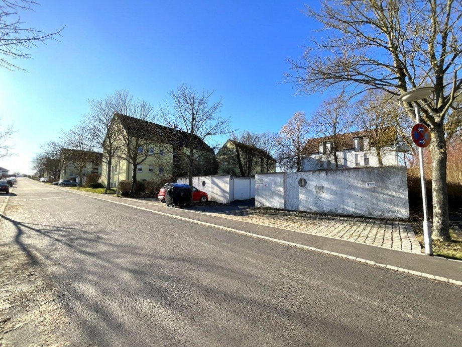 Ansicht Garagenzufahrt & Au�enstellpl�tze Mehrfamilienhaus Eisenach