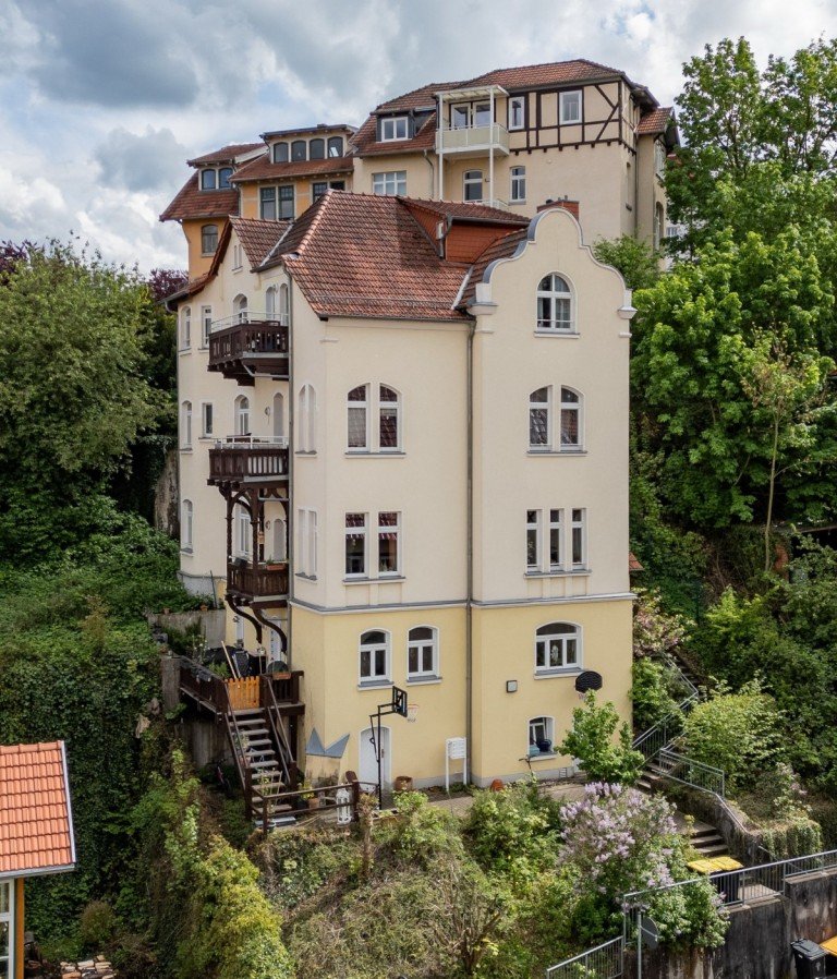 Hausansicht I Eisenach , Th�r Dachgeschosswohnung Kapitalanlage in begehrter Wohnlage - Vermietete 3-Zimmer-Dachgeschosswohnung mit Balkon, Terrasse und Fernblick im Eisenacher S�dviertel