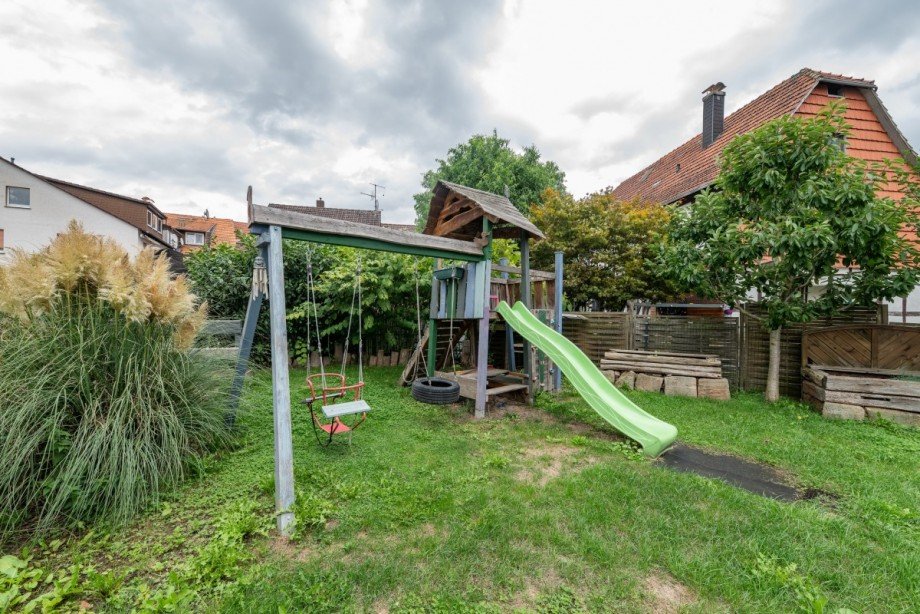 Garten mit Spielturm Einfamilienhaus Herleshausen