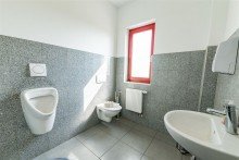 Toiletten Gewerbeanwesen in zentraler Lage: Moderne Produktions- und Lagerhallen mit Erweiterungspotenzial direkt an der A4