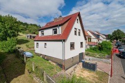 Hauptbild Umfassend modernisiertes & bezugsfertiges Einfamilienhaus mit großem Grundstück, Garage & Kamin
