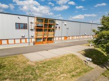 Fassade und Hauptzugang Gewerbeanwesen in zentraler Lage: Moderne Produktions- und Lagerhallen mit Erweiterungspotenzial direkt an der A4