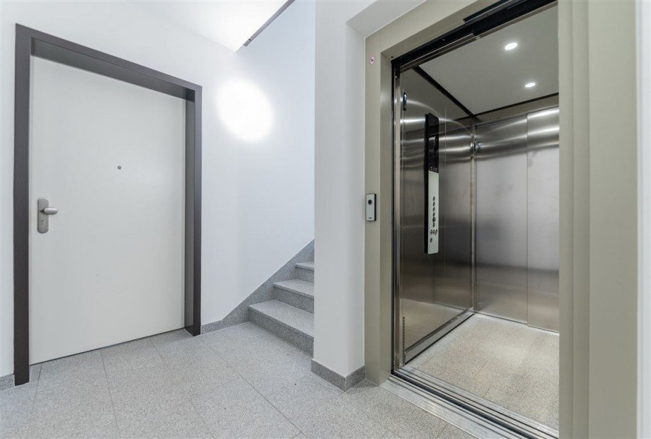 Treppenhaus mit Aufzug Etagenwohnung Eisenach , Th�r