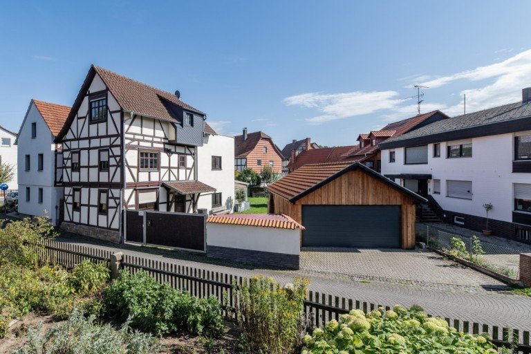 Hausansicht Herleshausen Einfamilienhaus Historischer Charme, modern erweitert - Familienhaus mit Pool und Garten