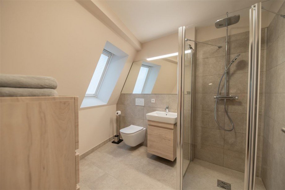 Badezimmer Dachgeschosswohnung Eisenach , Th�r