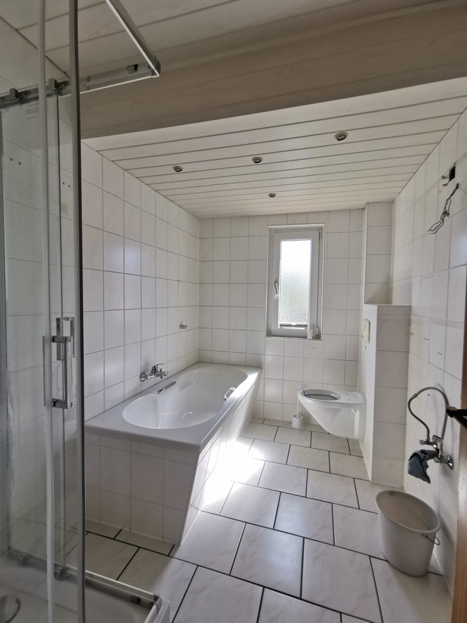 Bad mit Wanne & Dusche Dachgeschosswohnung Eisenach