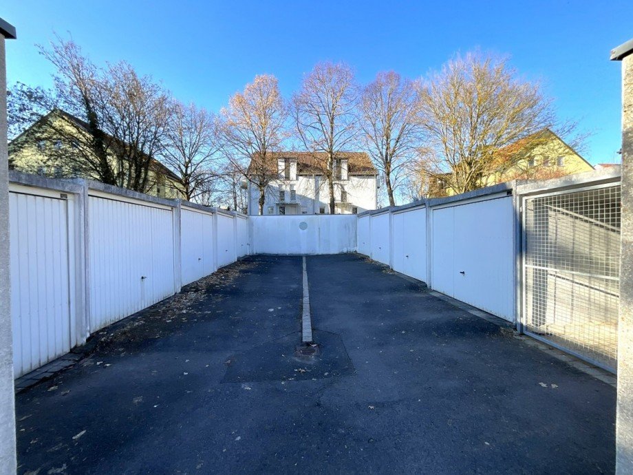 Garagenkomplex & Hausr�ckansicht Mehrfamilienhaus Eisenach