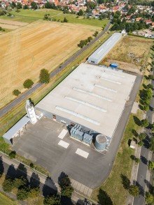 gesamtes Anwesen Gewerbeanwesen in zentraler Lage: Moderne Produktions- und Lagerhallen mit Erweiterungspotenzial direkt an der A4