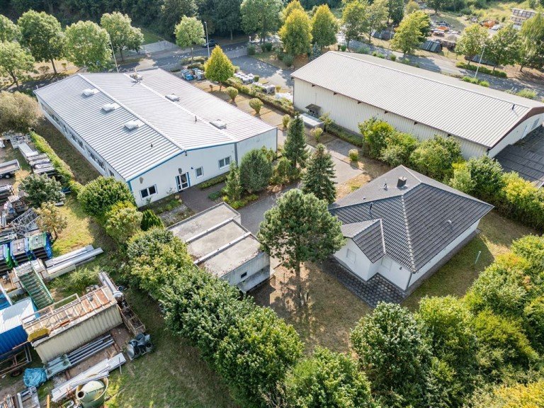 Luftaufnahme Grundst�ck Eisenach , Th�r Haus Wohnen & Arbeiten kombinieren! Gewerbeanwesen mit moderner Industriehalle und charmantem Einfamilienhaus
