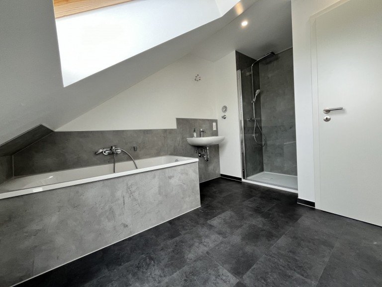 K�che Eisenach Dachgeschosswohnung Erstbezug nach hochwertiger Modernisierung - Stilvolle 3-Zimmer-Dachgeschosswohnung in EisenachWohnen mit Charme - modern, hell und sofort bezugsfrei