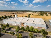Hauptbild Gewerbeanwesen in zentraler Lage: Moderne Produktions- und Lagerhallen mit Erweiterungspotenzial direkt an der A4